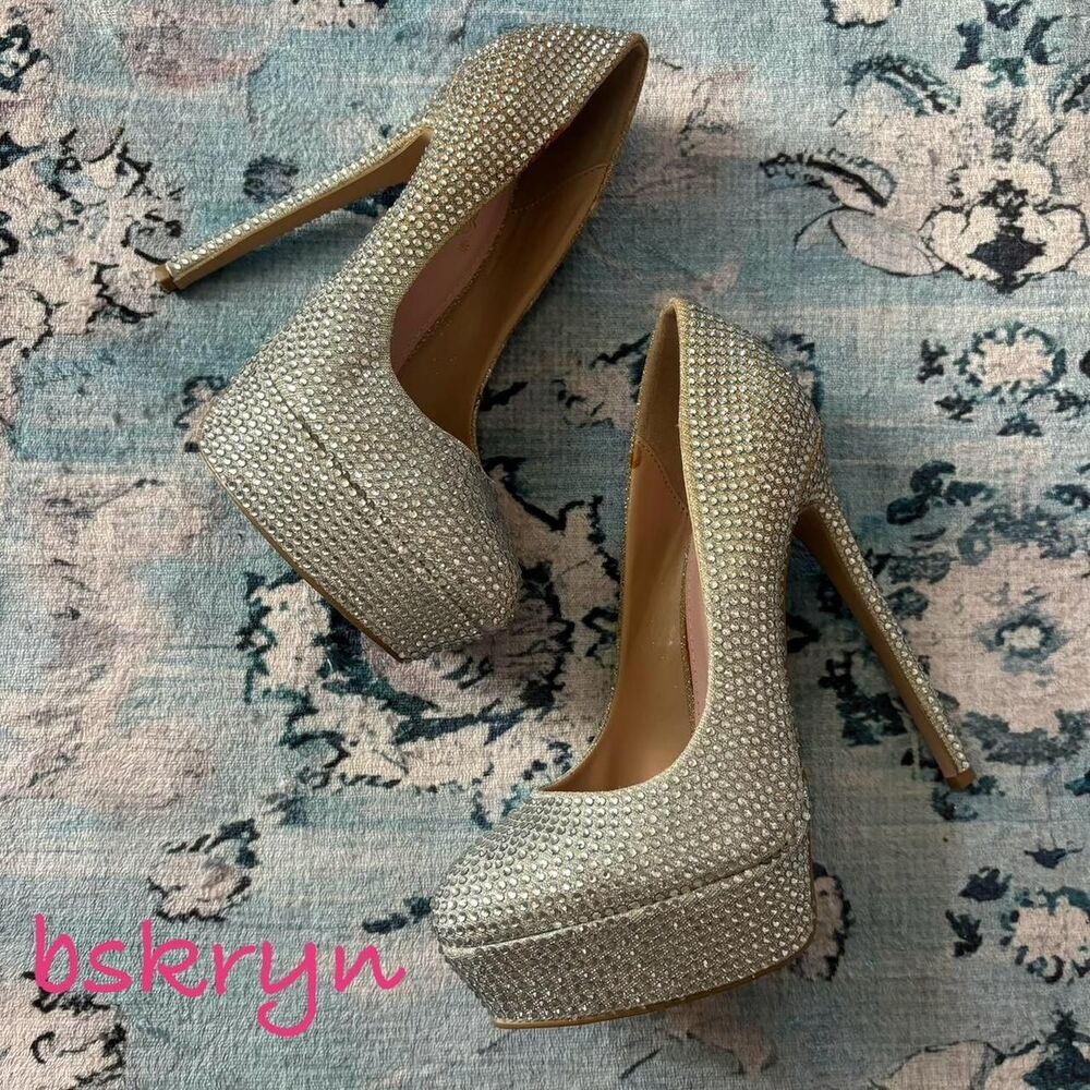 Shoedazzle Women's Silver and Cream Courts